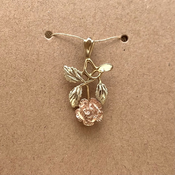 Source Unknown Jewelry - Pretty vintage estate solid 10k Black Hills gold single rose & leaves pendant.